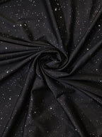 Tissu noir à motifs étoiles blanches, texture douce et fluide, idéal pour couture, décoration intérieure, mode, design textile élégant.