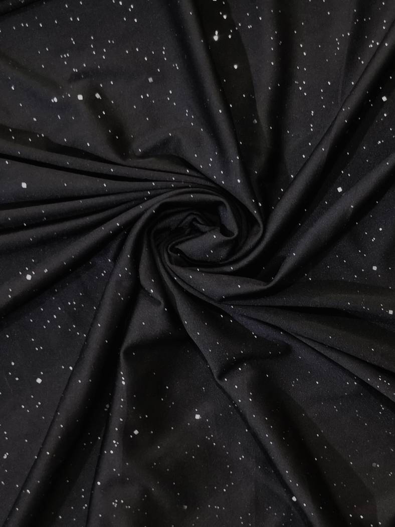 Tissu noir à motifs étoiles blanches, texture douce et fluide, idéal pour couture, décoration intérieure, mode, design textile élégant.