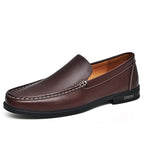 Mocassin en cuir marron pour homme, élégant et confortable, avec coutures blanches contrastantes. Chaussure décontractée idéale pour le quotidien.