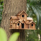 Nichoir en bois rustique fixé à un arbre dans une forêt verdoyante, idéal pour attirer les oiseaux et embellir le jardin.