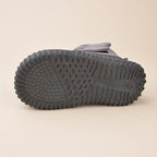 Semelle de chaussure en caoutchouc noir avec motif antidérapant, vue de dessous. Idéale pour randonnée, trekking, activités extérieures.