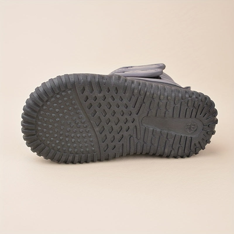 Semelle de chaussure en caoutchouc noir avec motif antidérapant, vue de dessous. Idéale pour randonnée, trekking, activités extérieures.