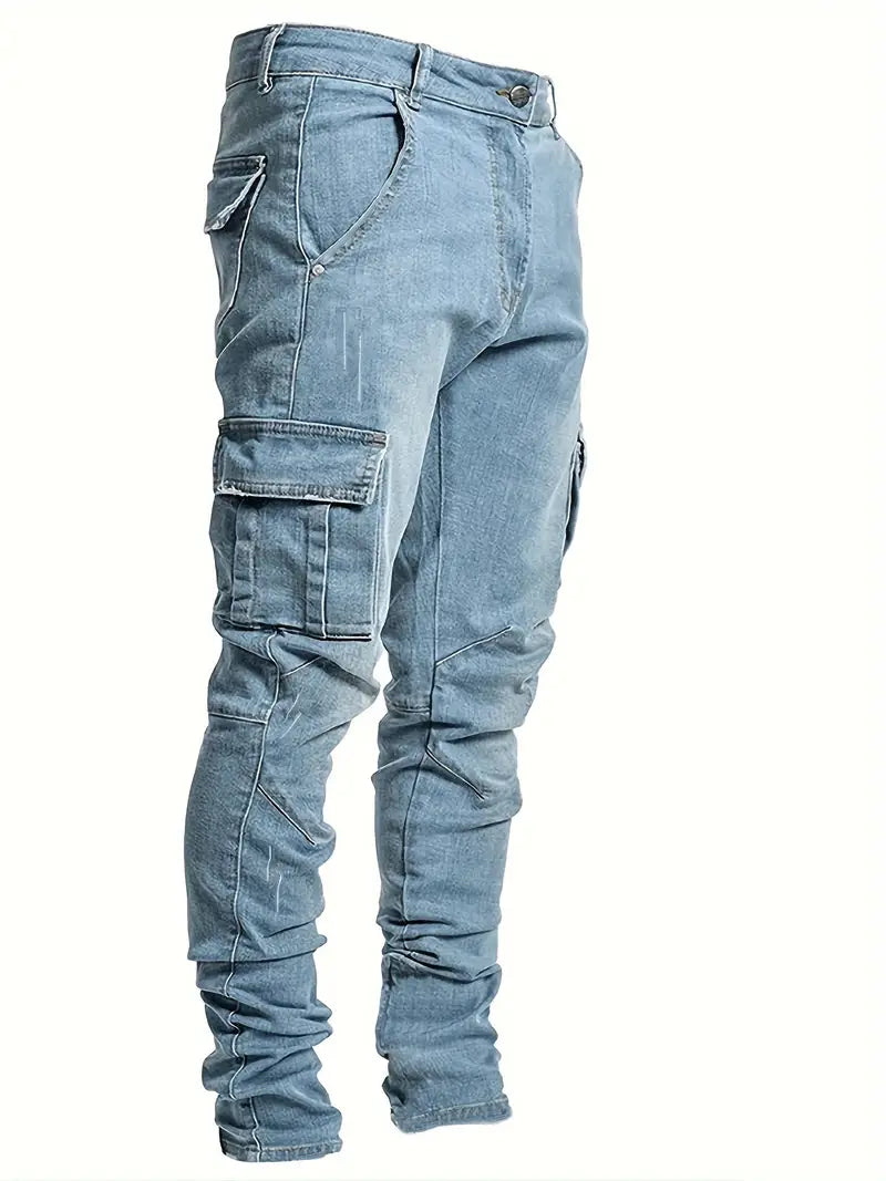 Jean cargo bleu clair pour homme avec poches latérales, style décontracté, coupe ajustée. Mode masculine, pantalon tendance, denim moderne.