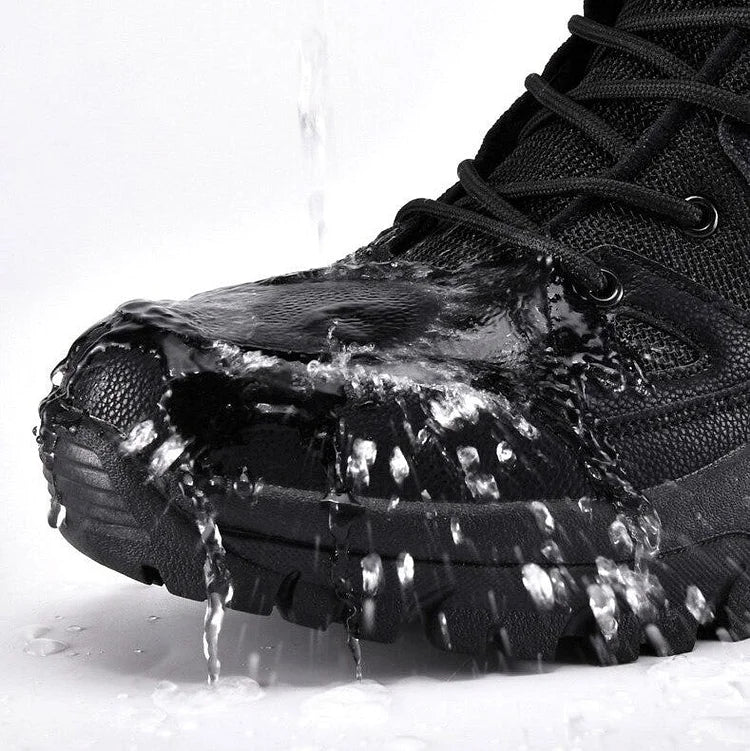 Chaussure de randonnée imperméable noire, résistante à l'eau, avec semelle robuste, idéale pour activités extérieures et conditions humides.