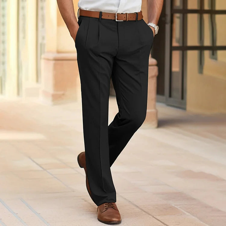 Pantalon habillé noir pour homme, élégant et moderne, avec ceinture marron et chaussures assorties, idéal pour tenues professionnelles ou occasions formelles.