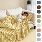 Femme endormie sur canapé blanc avec couverture en fausse fourrure jaune, ambiance cosy, palette de couleurs neutres, décoration intérieure moderne.