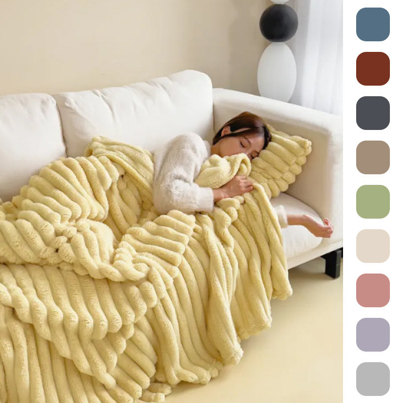 Femme endormie sur canapé blanc avec couverture en fausse fourrure jaune, ambiance cosy, palette de couleurs neutres, décoration intérieure moderne.