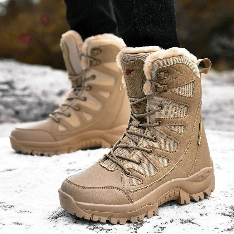 Bottes d'hiver beige pour homme sur neige, doublure en fourrure, semelle antidérapante, idéales pour randonnée et temps froid. Chaussures robustes et confortables.