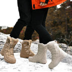 Deux paires de bottes d'hiver imperméables beige et blanc, portées sur un sentier enneigé. Chaussures chaudes, idéales pour la randonnée en hiver.