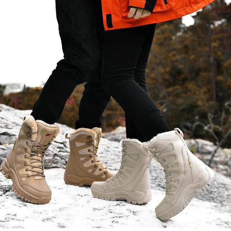 Deux paires de bottes d'hiver imperméables beige et blanc, portées sur un sentier enneigé. Chaussures chaudes, idéales pour la randonnée en hiver.