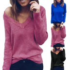 Femme portant un pull en tricot rose à col en V, manches longues. Variantes de couleur: bleu, noir. Mode automne-hiver, style décontracté.