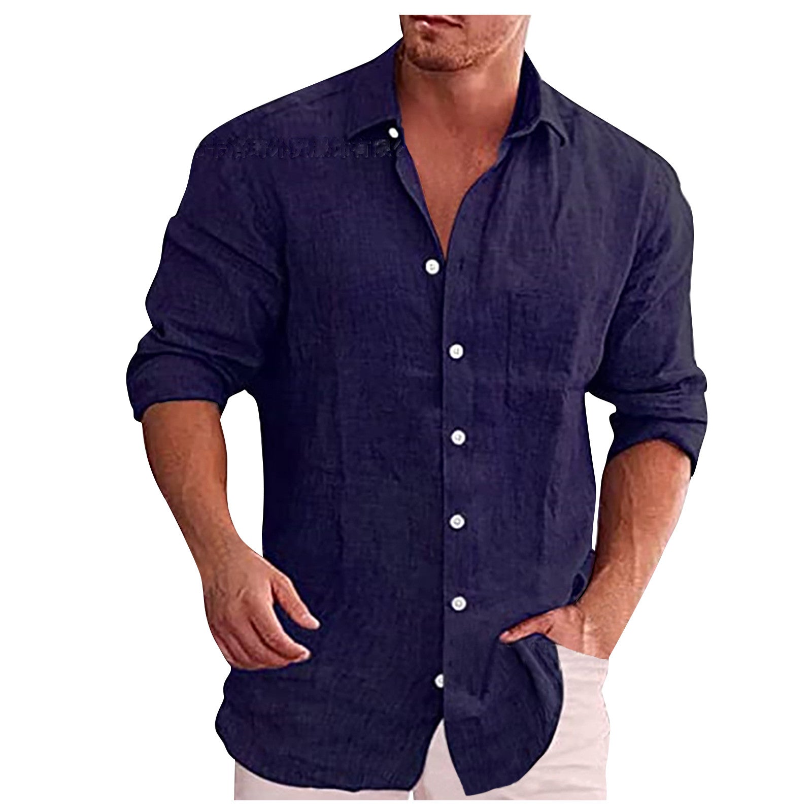 Homme portant une chemise en lin bleu marine à manches longues, boutons blancs, style décontracté, mode masculine élégante, tenue estivale.