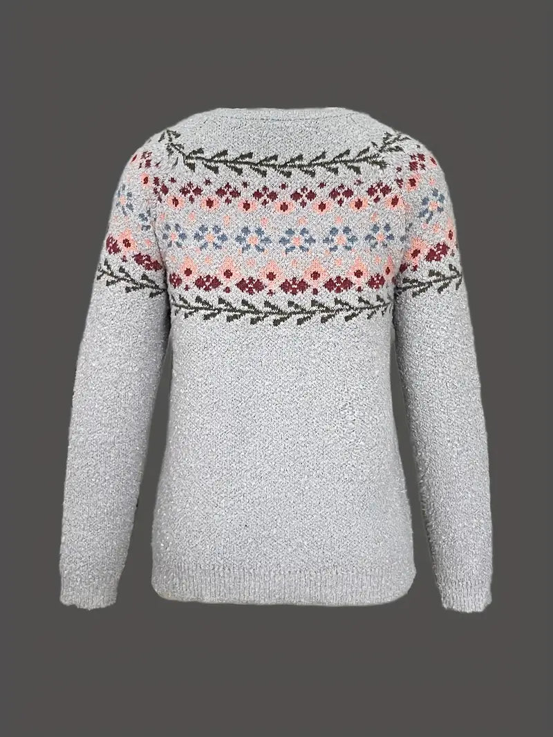 Pull en laine gris avec motif jacquard coloré sur le haut, manches longues, col rond. Mode hiver, style scandinave, vêtement chaud et confortable.