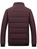Veste matelassée bordeaux pour homme, design moderne, col montant, manches longues, idéale pour l'hiver, style élégant et chaud.