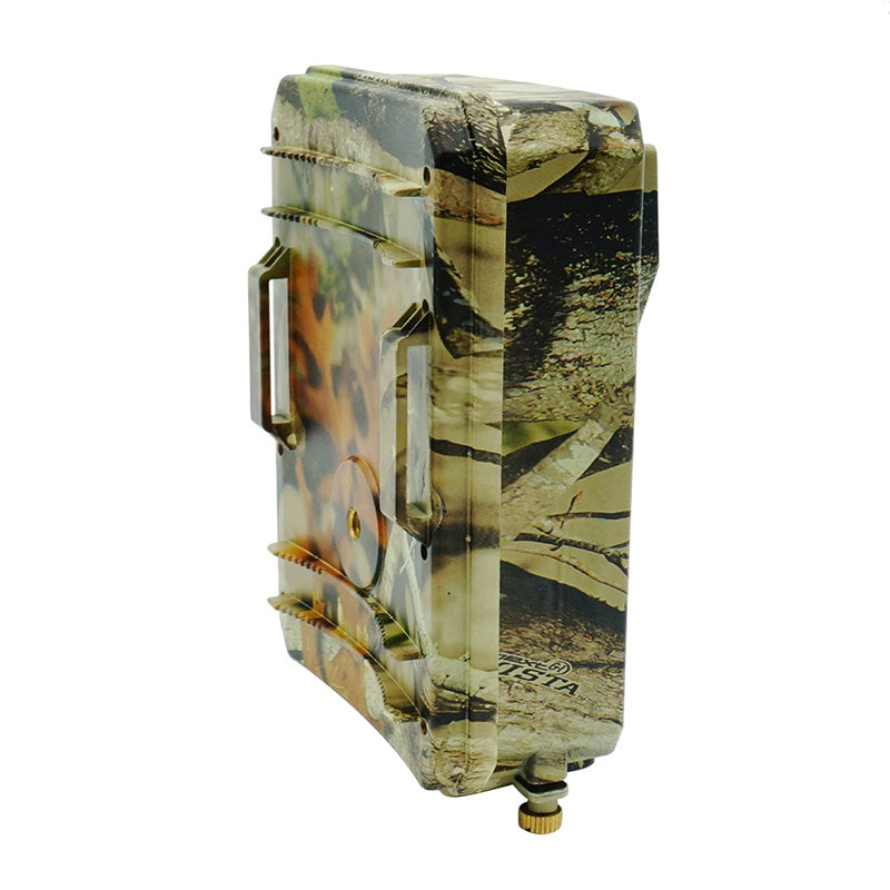 Caméra de chasse camouflage, vue latérale, avec boîtier robuste et support de fixation. Idéale pour surveillance faune et sécurité extérieure.