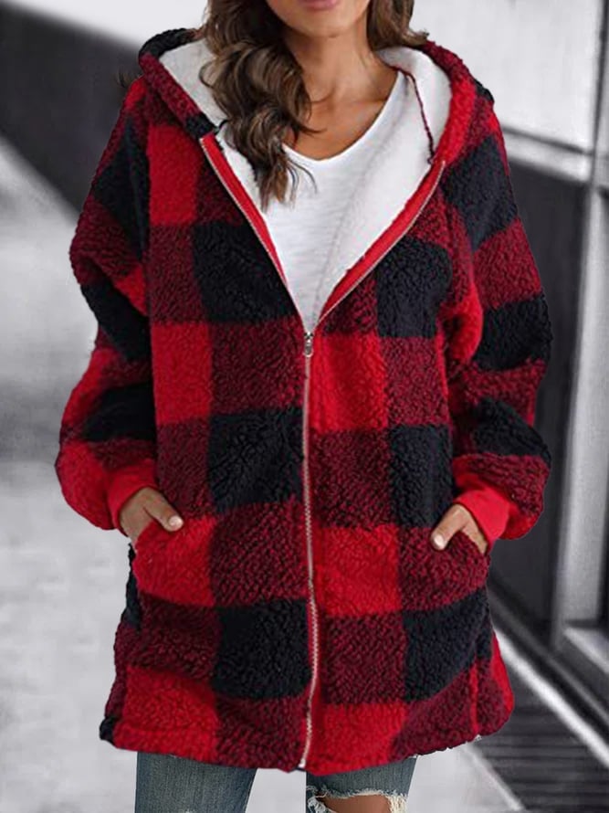 Femme portant une veste à carreaux rouge et noir en laine polaire, capuche incluse, style décontracté, idéale pour l'hiver. Mode féminine tendance.
