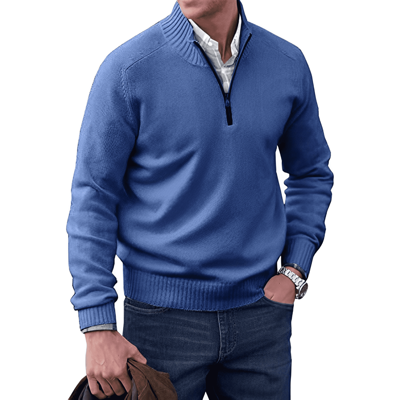Homme portant un pull bleu à col zippé, chemise blanche, jeans, montre argentée, tenant une veste marron. Mode masculine élégante et décontractée.