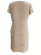 Robe beige élégante à volants superposés, manches courtes, style chic et moderne, idéale pour soirées ou événements formels.