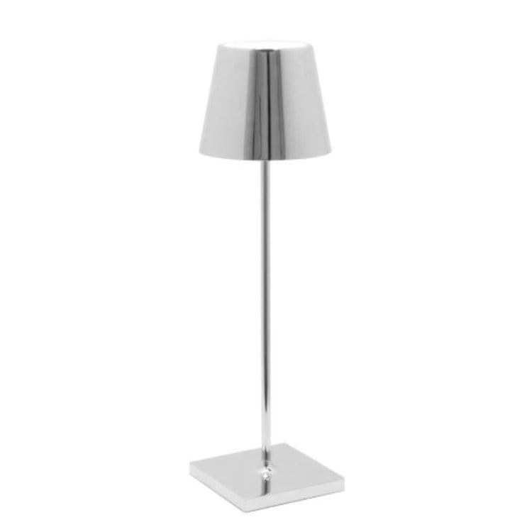 Lampe de table moderne en métal argenté, design minimaliste, abat-jour conique, base carrée, idéale pour décoration intérieure contemporaine.
