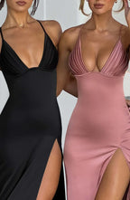 Deux femmes portant des robes longues élégantes avec fentes hautes, l'une noire et l'autre rose, mettant en valeur un style chic et moderne.