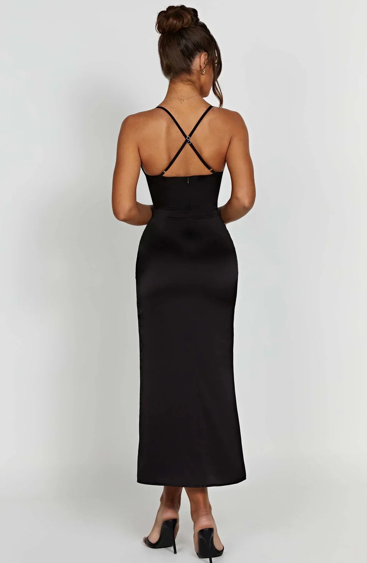 Elegante vestido midi con tirantes finos