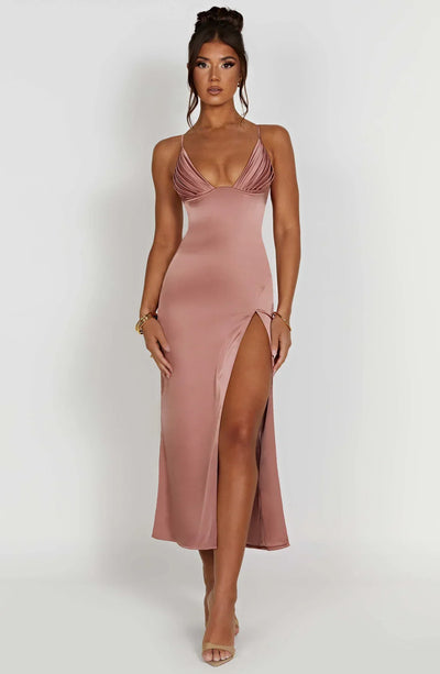Elegante vestido midi con tirantes finos