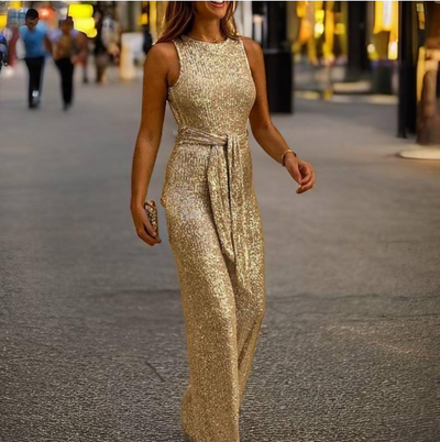 Tuta seducente con paillettes, spalle e schiena scoperte 