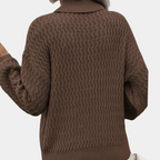 Pull en maille marron à col roulé, motif ondulé, manches longues, style décontracté. Mode automne-hiver, vêtement chaud et confortable.