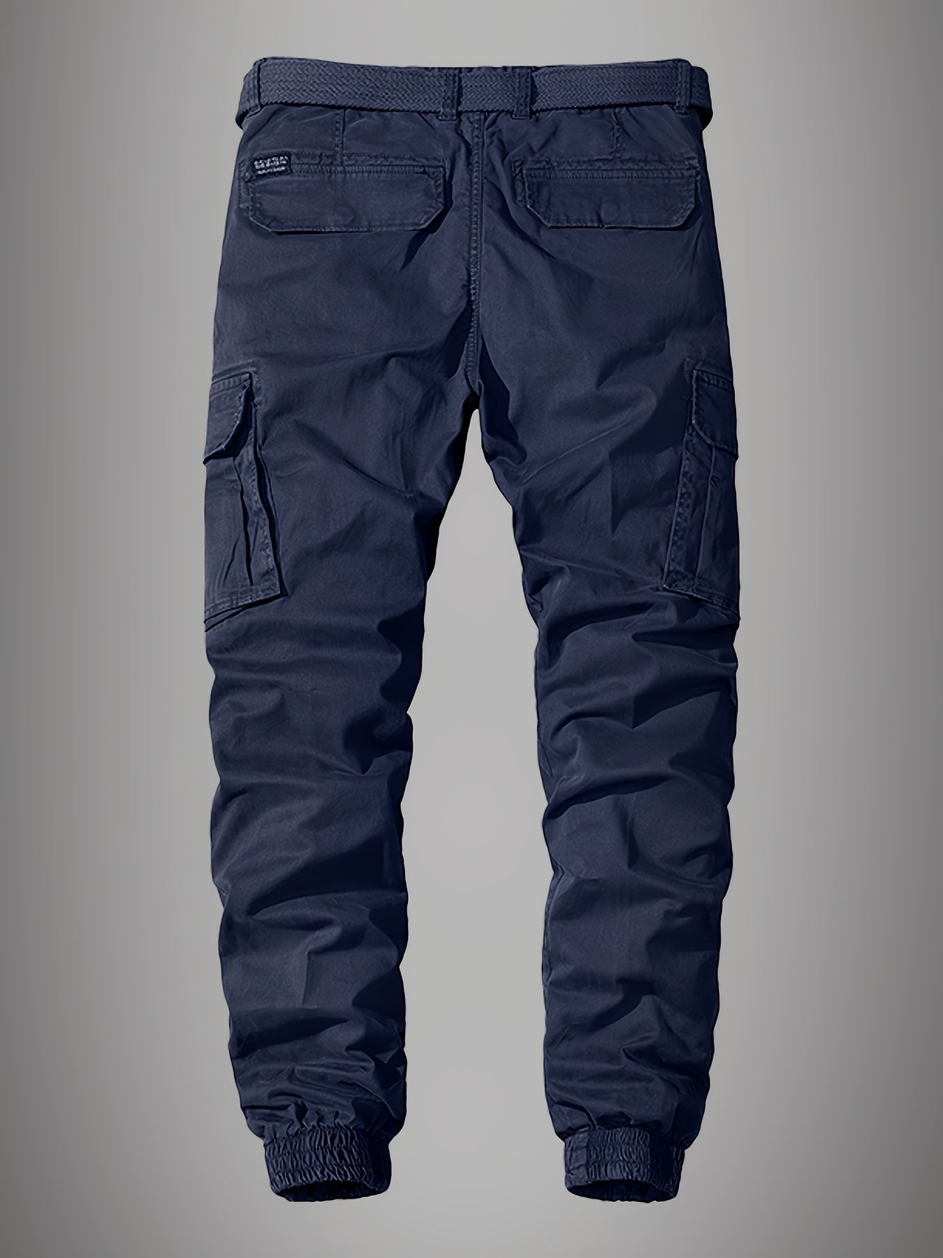 Pantalon cargo bleu marine pour homme, style décontracté, poches multiples, ceinture intégrée, idéal pour mode urbaine et activités extérieures.