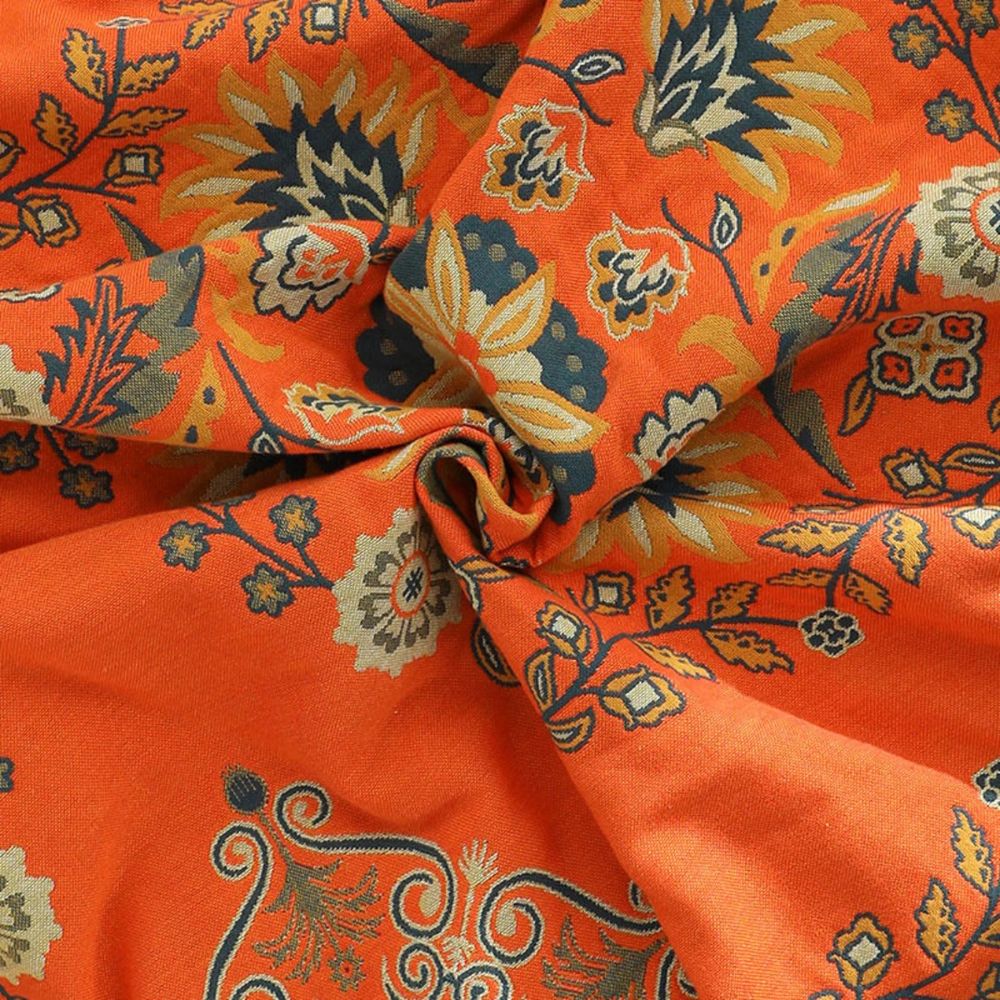 Tissu en coton orange avec motifs floraux vintage, feuilles et arabesques. Design rétro, textile décoratif pour mode et ameublement.