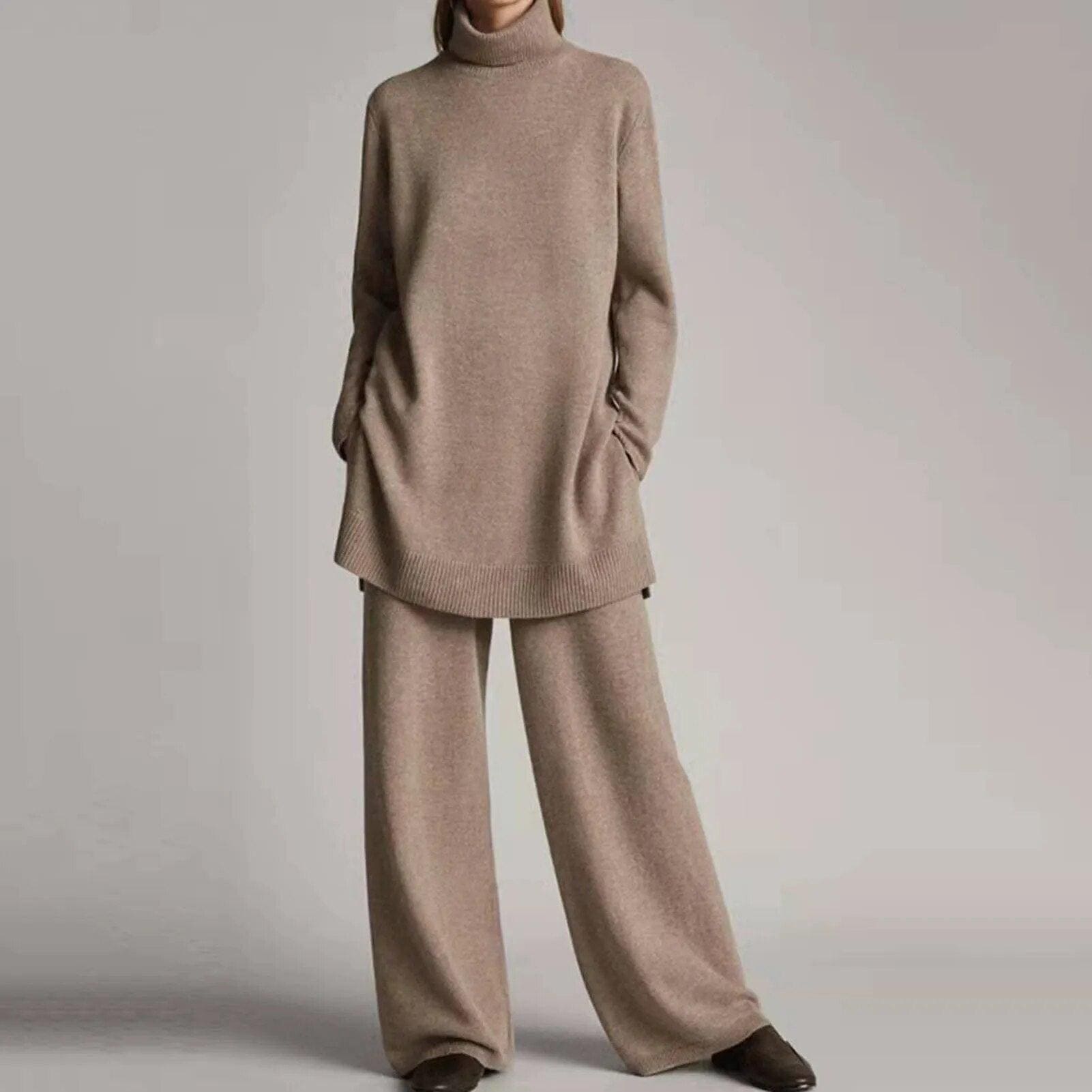 Femme portant un ensemble pull et pantalon ample beige, style décontracté et élégant, mode automne-hiver, vêtements confortables et tendance.