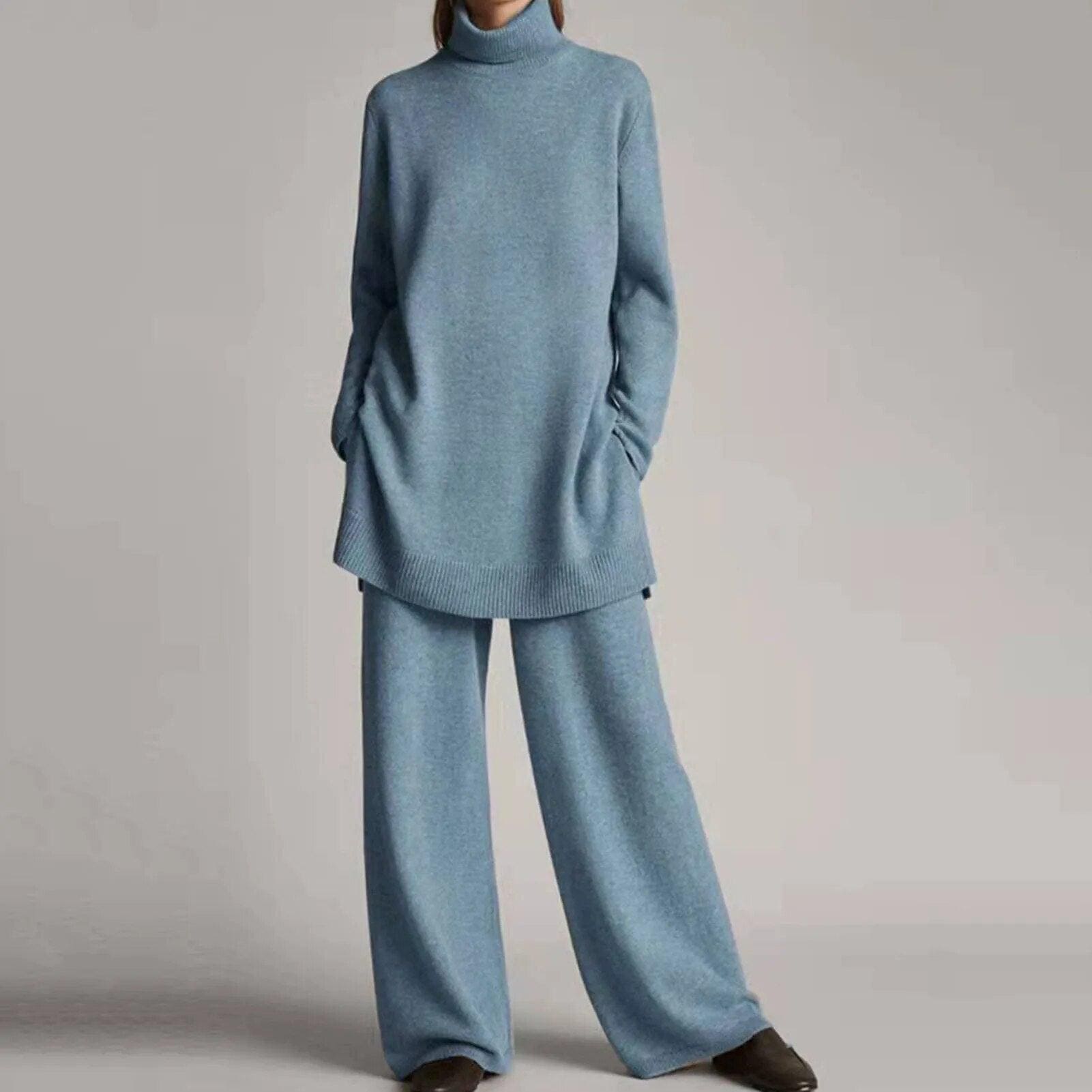 Femme portant un ensemble pull et pantalon bleu clair en laine, style décontracté et élégant, mode automne-hiver, confort et chaleur.