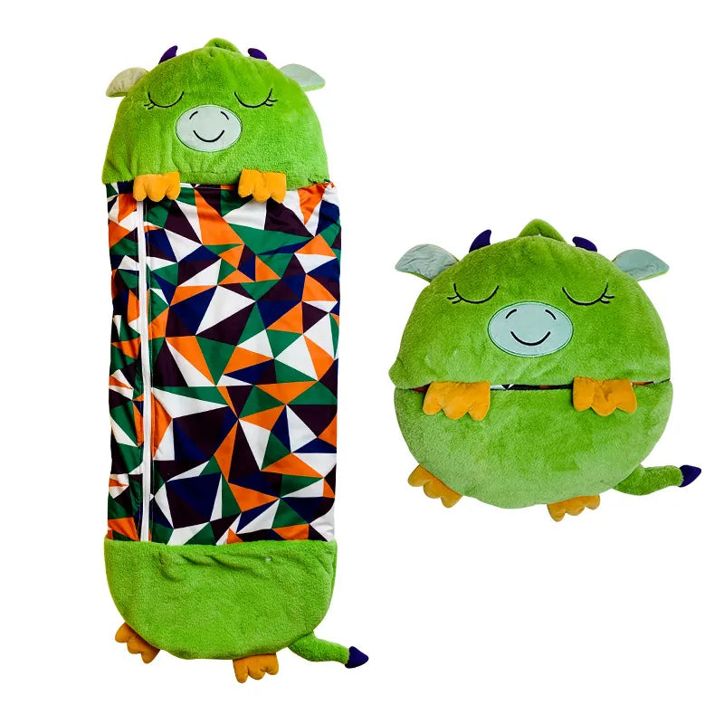 Sac de couchage enfant vert en forme de dinosaure, motif géométrique coloré, transformable en coussin. Idéal pour camping, voyage, chambre d'enfant.