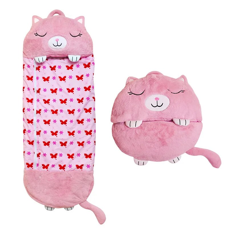 Sac de couchage enfant rose en forme de chat, motif papillons rouges, peluche douce et pliable, idéal pour le camping et les soirées pyjama.
