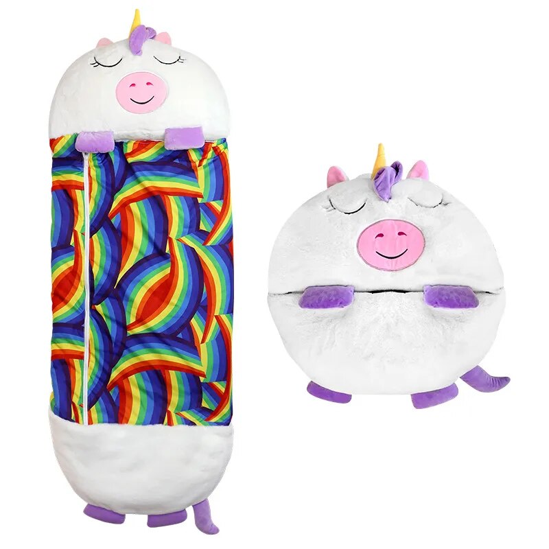 Sac de couchage licorne pour enfants, motif arc-en-ciel, peluche douce, transformable en coussin, idéal pour chambre d'enfant ou cadeau original.