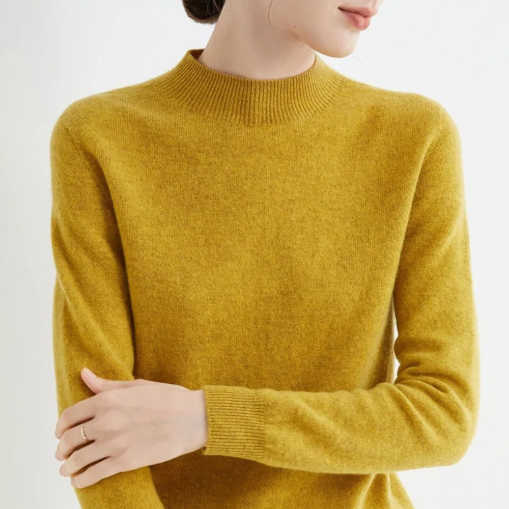 Pull en laine jaune moutarde, col montant, manches longues, porté par une femme. Mode automne-hiver, style élégant et confortable.