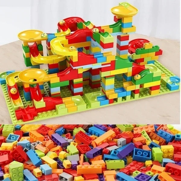 Jeu de construction en blocs colorés avec toboggans et billes sur une table, jouets éducatifs pour enfants, créativité et développement moteur.
