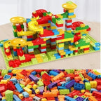 Jeu de construction en blocs colorés avec toboggans et billes sur une table, jouets éducatifs pour enfants, créativité et développement moteur.