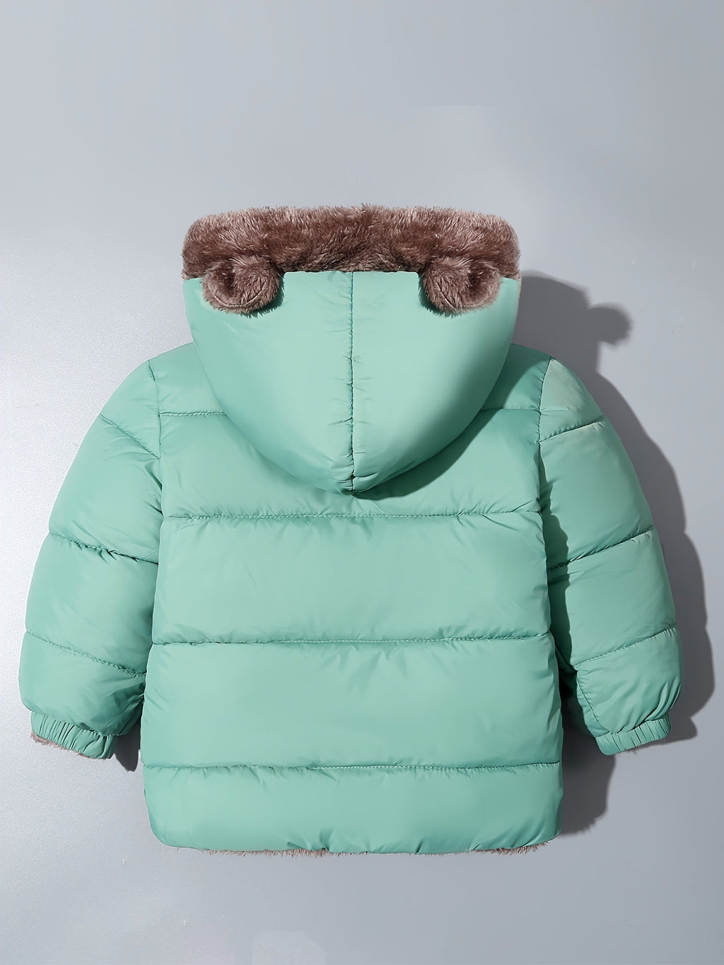 Veste d'hiver enfant verte avec capuche, bordure en fausse fourrure marron, design matelassé, manches longues, idéale pour temps froid.