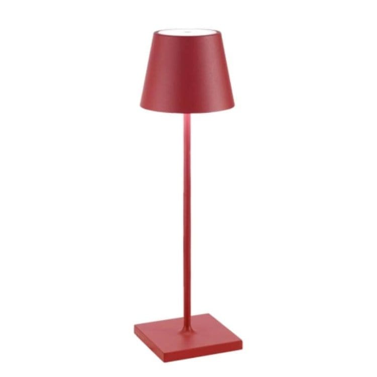 Lampe de table rouge moderne avec abat-jour conique, base carrée, design élégant, idéale pour décoration intérieure et éclairage d'ambiance.