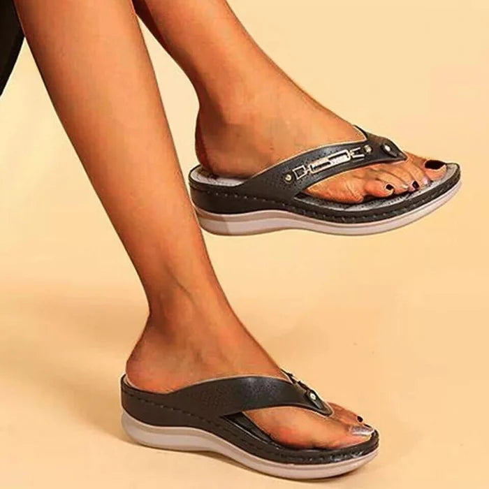 Sandales compensées noires pour femme, élégantes et confortables, avec semelle blanche antidérapante, idéales pour l'été et les sorties décontractées.