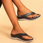 Sandales compensées noires pour femme, élégantes et confortables, avec semelle blanche antidérapante, idéales pour l'été et les sorties décontractées.