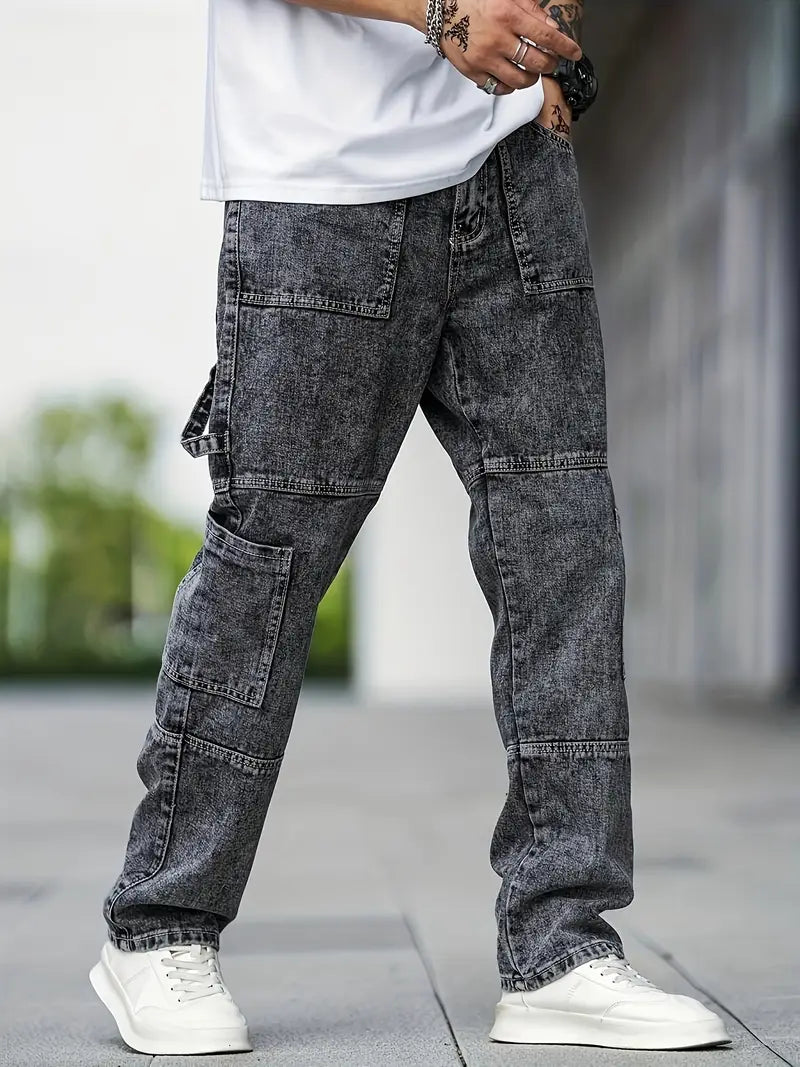 Pantalon cargo en jean gris pour homme, style décontracté, avec poches multiples. Mode urbaine, tendance streetwear, chaussures blanches assorties.