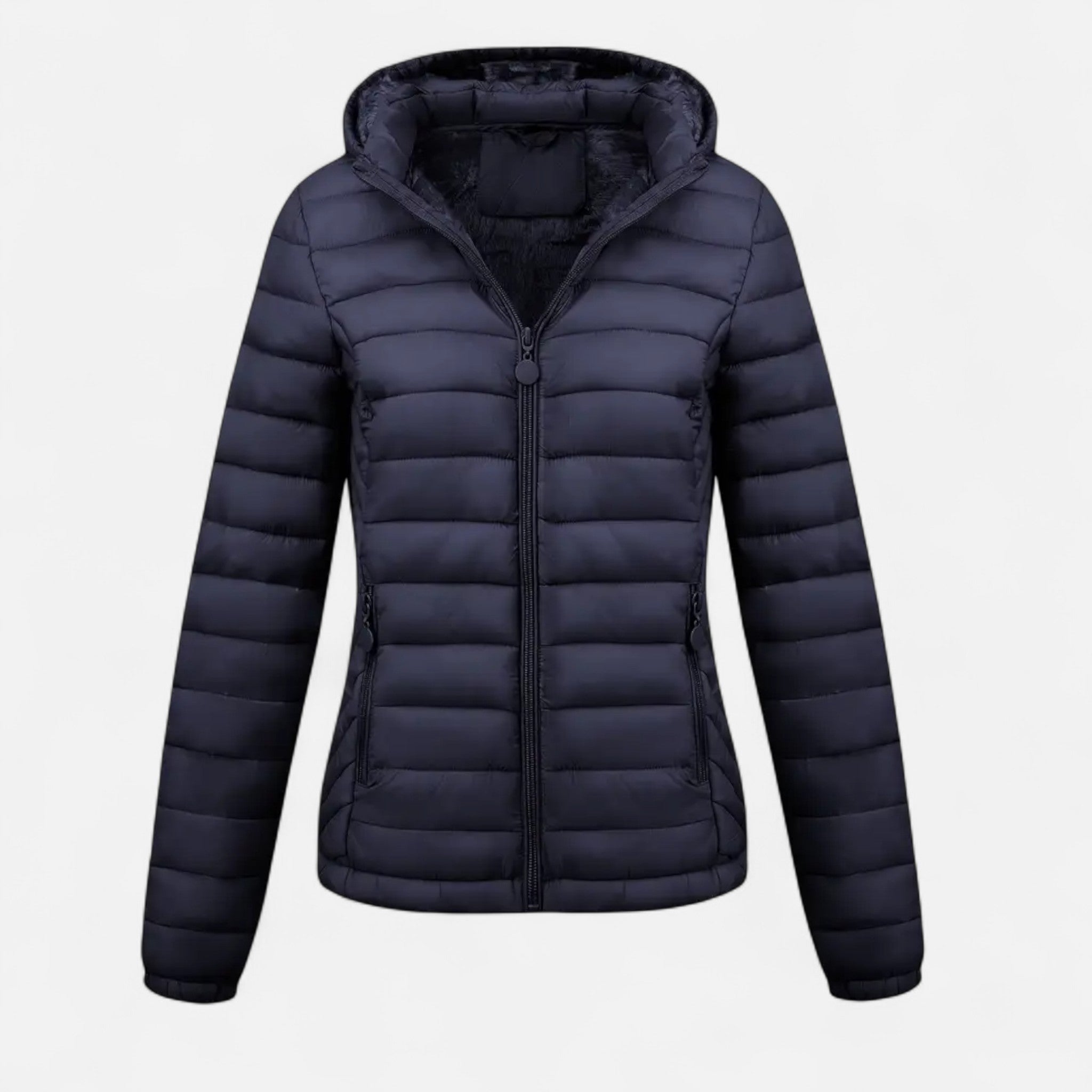 Veste matelassée noire à capuche pour femme, fermeture éclair, poches latérales. Idéale pour l'hiver, mode féminine, vêtement chaud et confortable.