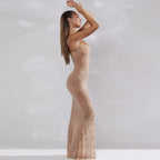 Robe longue beige scintillante, ajustée, portée par une femme de profil, cheveux longs, ambiance élégante et glamour, mode soirée chic.