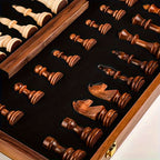 Jeu d'échecs en bois dans un coffret ouvert, pièces sculptées, chevaliers détaillés, échiquier de luxe, stratégie, loisirs intellectuels.