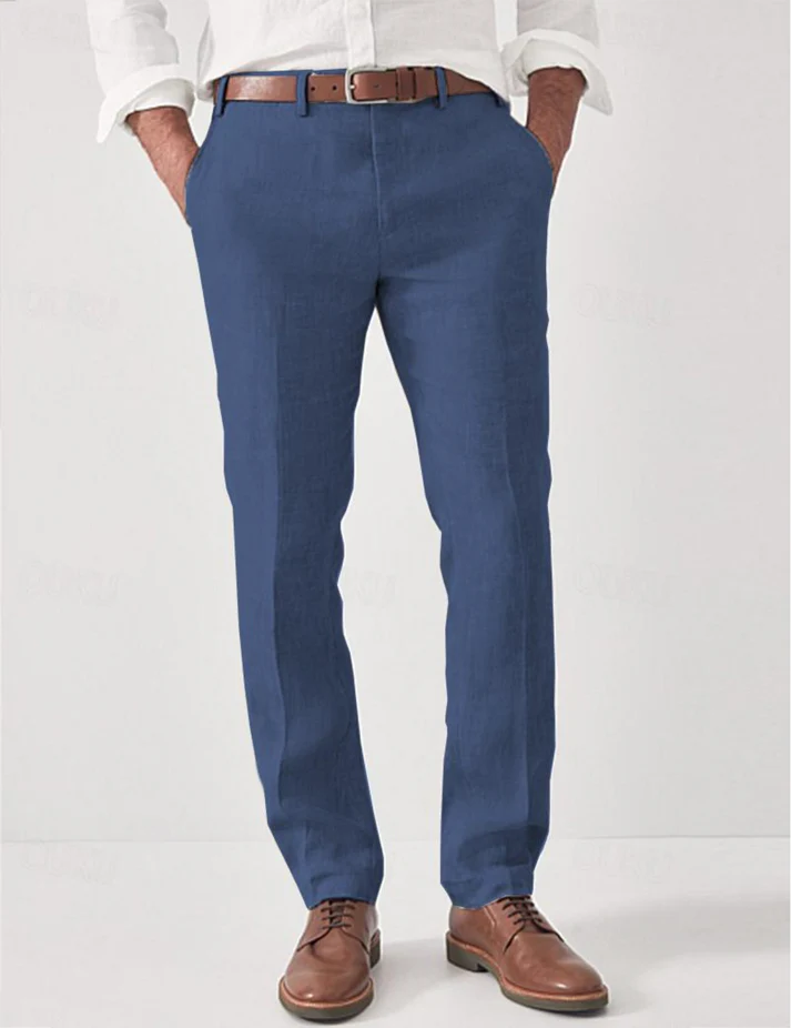 Pantalon bleu en lin pour homme, coupe droite, porté avec une chemise blanche et des chaussures marron. Mode masculine élégante et décontractée.