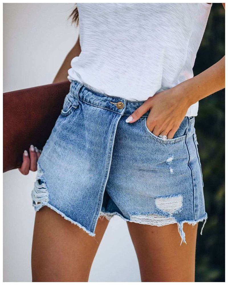 Short en jean déchiré pour femme, style décontracté, avec t-shirt blanc. Mode estivale tendance, look casual chic, idéal pour la saison chaude.