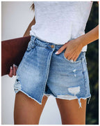 Short en jean déchiré pour femme, style décontracté, avec t-shirt blanc. Mode estivale tendance, look casual chic, idéal pour la saison chaude.
