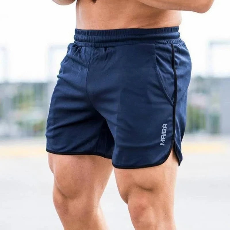 Short bleu marine de sport pour homme, marque visible, porté en extérieur. Idéal pour fitness, entraînement, musculation. Confort et style sportif.